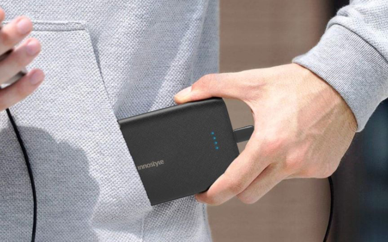 sản phẩm được bao phủ một lớp chất liệu nhám mờ để giảm thiểu hiện tượng dính mồ hôi