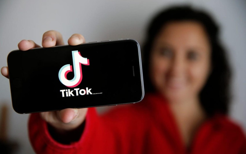 TikTok giới hạn độ tuổi người xem video TikTok cho rằng họ sẽ tự động mặc định người chơi dưới 18 tuổi và hạn chế thời gian xem TikTok là 60 phút