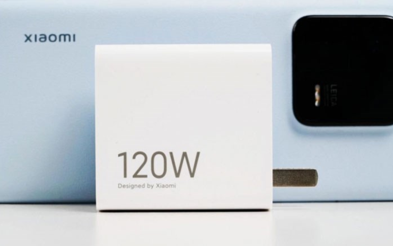 hãng tặng kèm bộ sạc HyperCharge 120W ngay trong hộp đựng thiết bị