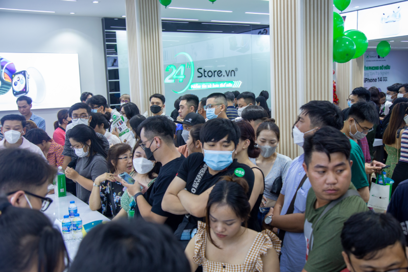 Khung cảnh đông đúc tại hệ thống cửa hàng 24hStore