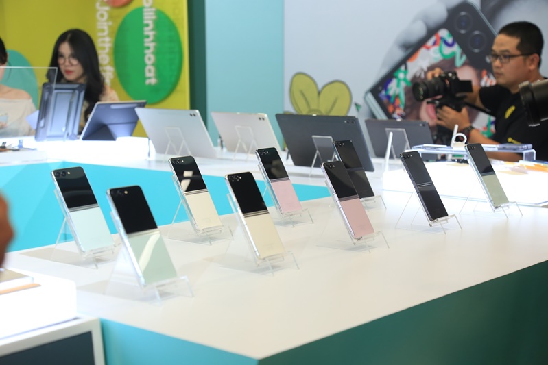 Samsung Galaxy Z Flip5 5G Galaxy Z Flip5 5G được trang bị công nghệ sạc nhanh