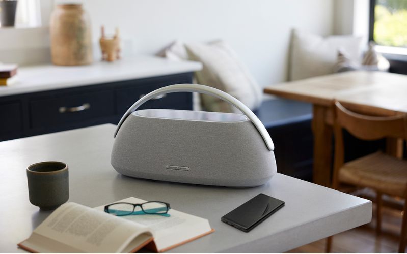 Loa Bluetooth Harman Kardon Go + Play 3 kết hợp thiết kế độc đáo và công nghệ âm thanh tiên tiến.