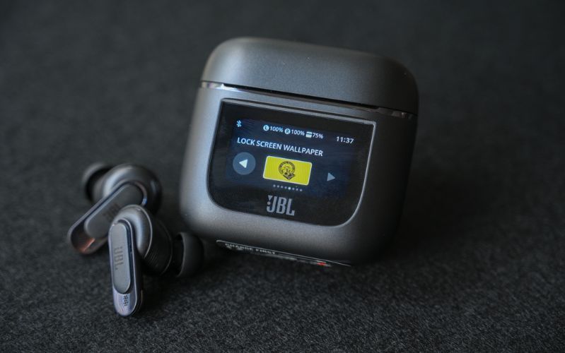 JBL Tour Pro 2 là bước tiến đột phá trong ngành công nghiệp tai nghe với việc tích hợp màn hình cảm ứng trên hộp sạc