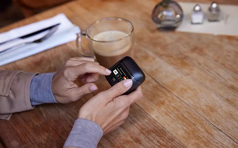 JBL Tour Pro 2 - sản phẩm tai nghe đầu tiên trên thế giới sở hữu hộp sạc với màn hình cảm ứng