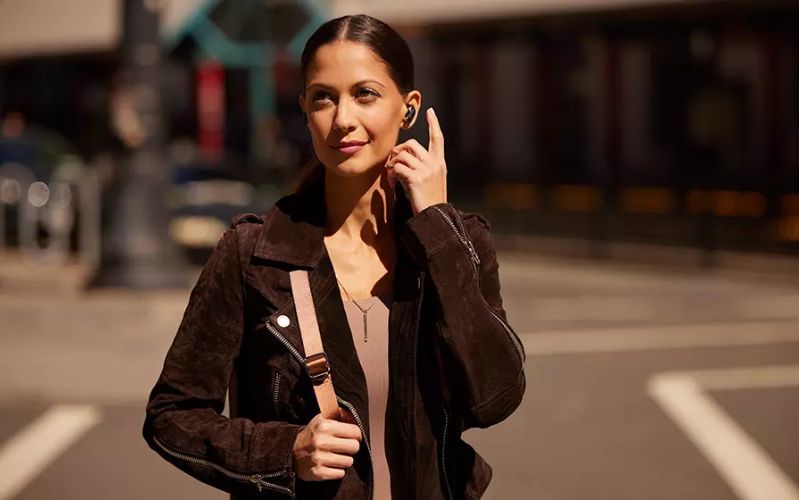 Màn hình cho phép người dùng nhận hoặc từ chối cuộc gọi, xem thông báo từ các ứng dụng và thậm chí đặt báo thức