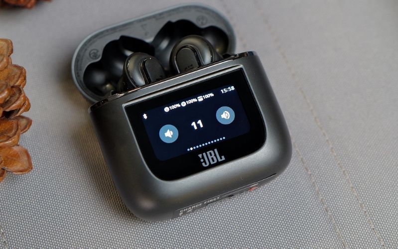 Mặc dù có nét tương đồng với các mẫu tai nghe trước đó nhưng lại nổi bật với vẻ ngoài mạnh mẽ và hầm hố hơn.