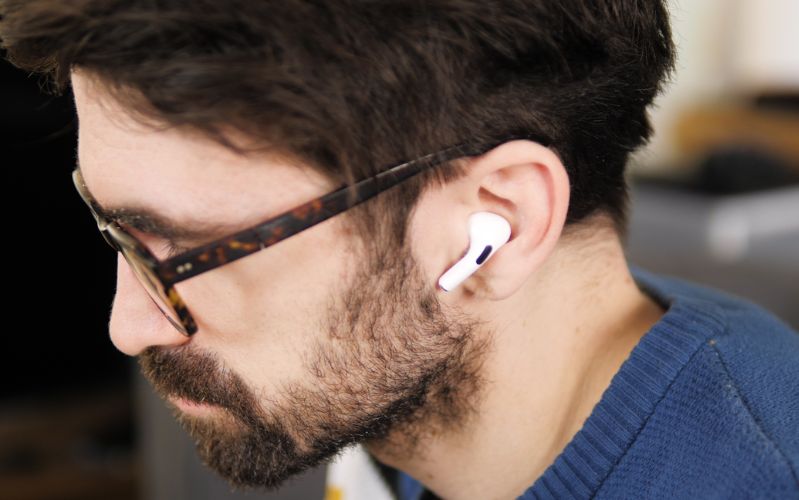AirPods Pro 2 2023 Micro khử tiếng ồn thông minh cùng khả năng chống nước IP54