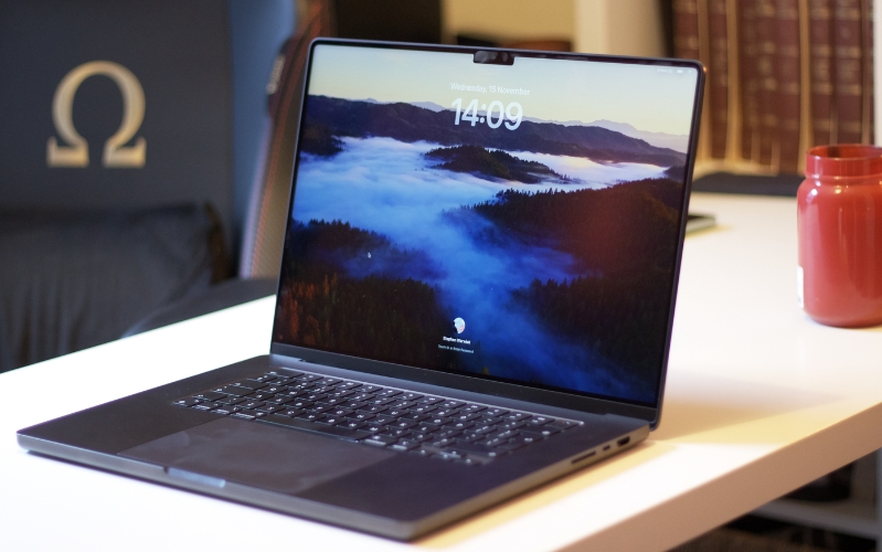 MacBook Pro 16 inch 2023 M3 Pro có thời lượng pin sử dụng tuyệt vời