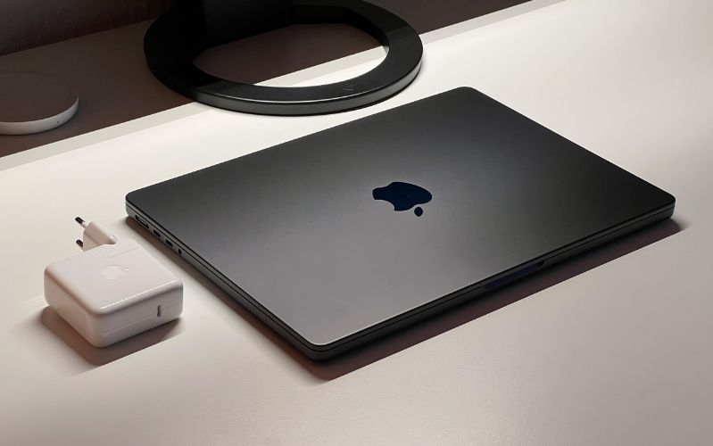 MacBook Air M3 13 inch 2024 8GB/512GB MacBook Air M3 13 inch 2024 8GB/512GB có thời lượng pin ấn tượng lên đến 18 giờ.