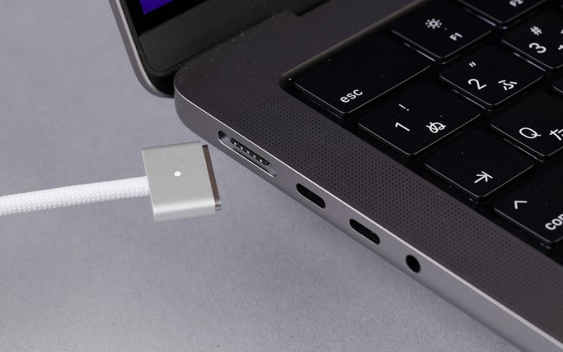 MacBook Air M3 13 inch 2024 Sản phẩm sạc pin nhanh 50% trong khoảng 30 phút, giúp bạn làm việc hiệu quả hơn mà không lo bất tiện khi thiết bị không phải sạc lâu.