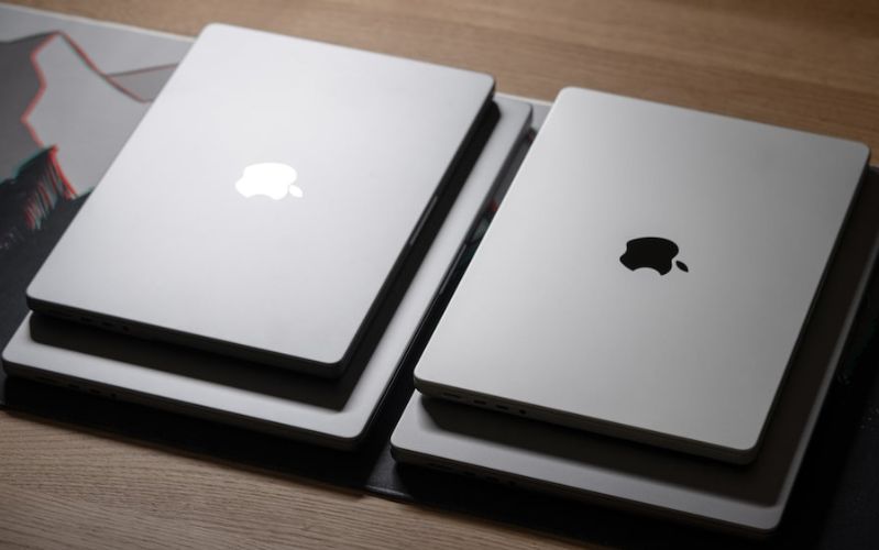 MacBook Air M3 15 inch 2024 Sạc 70W  Khung máy của Macbook Air M3 cũng được thiết kế vuông vắn, được làm từ vỏ nhôm nguyên khối tái chế bền bỉ với các cạnh bo cong mềm mại.