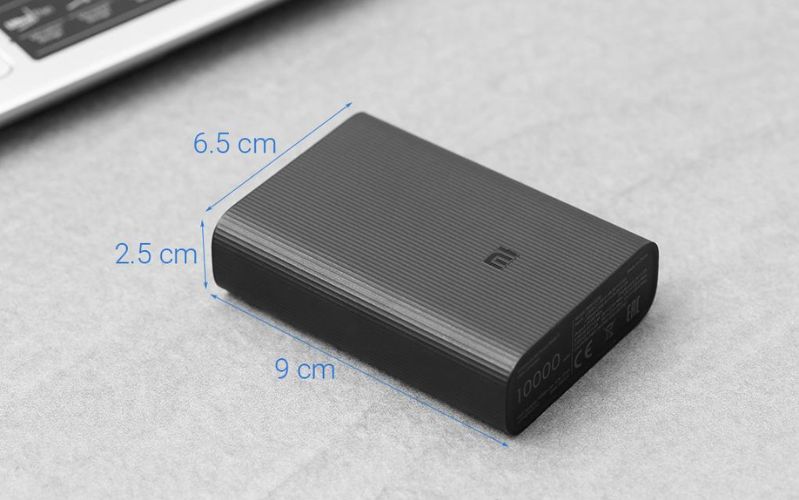 Về thiết kế, Xiaomi Power Bank 3 Ultra Compact 10000mAh sở hữu kích thước 9 x 6.39 x 2.44cm rất thích hợp để người dùng có thể mang theo trong những chuyến đi chơi dài.
