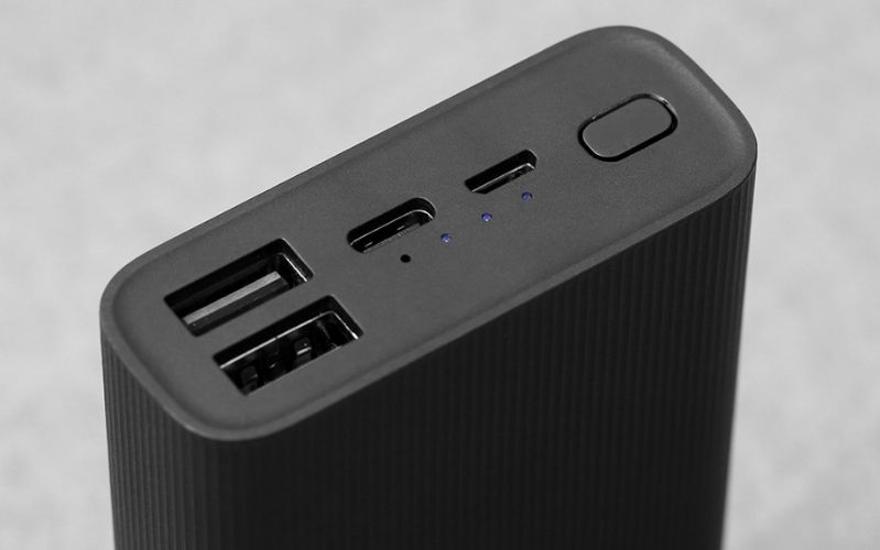 Sạc dự phòng Xiaomi Power Bank 3 Ultra Compact được trang bị hai cổng USB-C và một cổng USB-A tiện lợi.