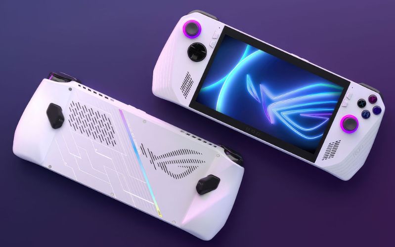 Asus Rog Ally Ryzen Z1 mang trong mình những đường cong mềm mại ở bên hông và mặt sau. Máy chơi game cầm tay Asus Rog Ally ghi điểm ở thiết kế đẹp mắt nhờ ngoại hình mang gam màu trắng chủ đạo.