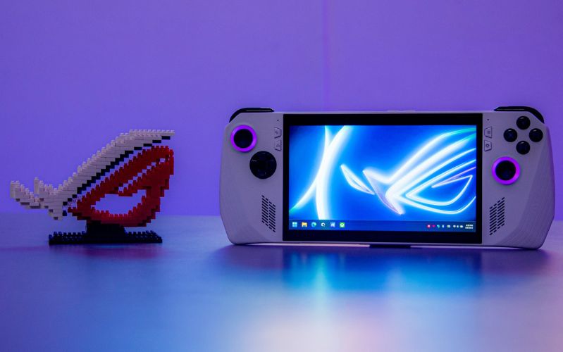 Đập tan mọi thách thức khi ROG Ally Ryzen Z1 sử dụng Windows 11 Home bản quyền Với hệ điều hành Windows 11, chiếc máy chơi game của bạn hoàn toàn có thể “biến hình” như một chiếc laptop mini để thực hiện các tác vụ công việc văn phòng cơ bản hay xem phim hoặc nghe nhạc.
