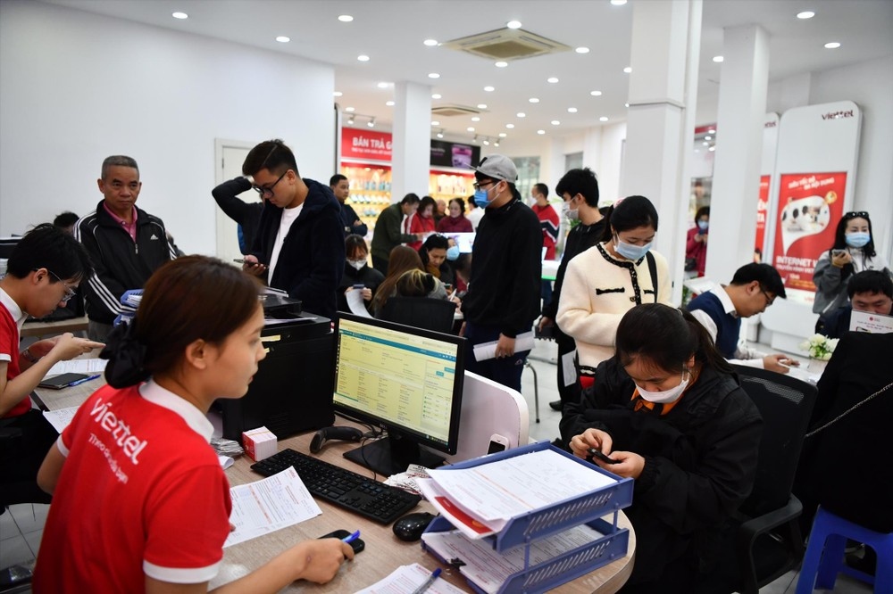 Cách 2: Đến các cửa hàng hoặc điểm giao dịch của nhà mạng