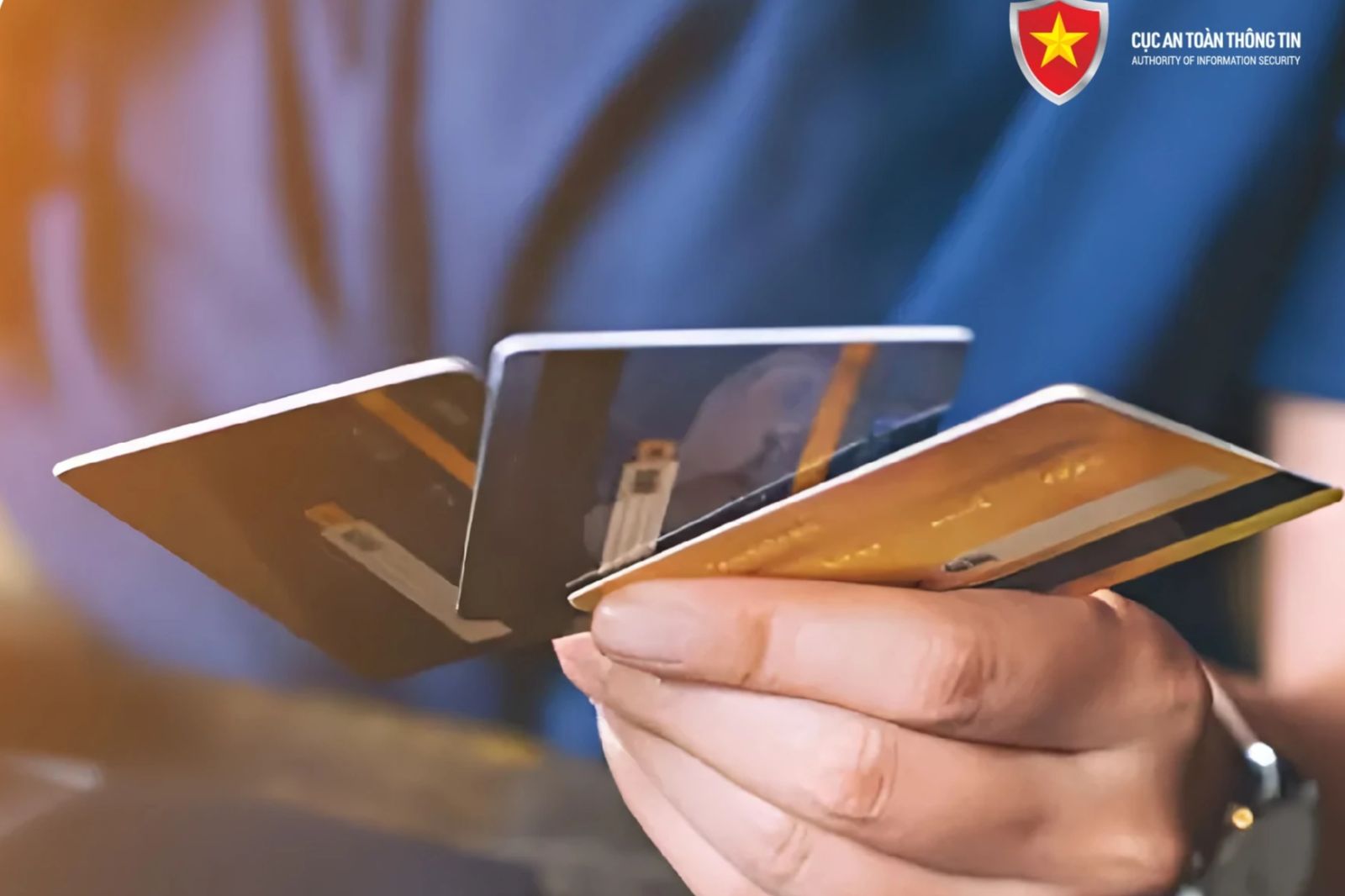 Lợi dụng việc khóa tài khoản tạm thời