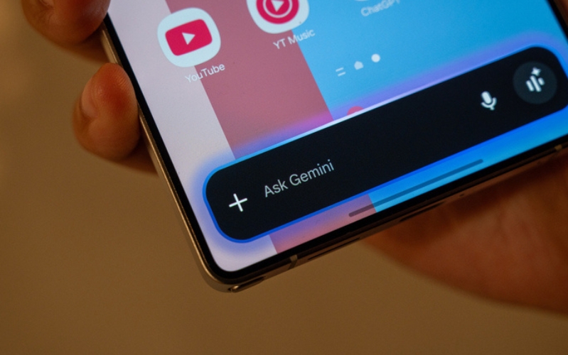 Bạn chỉ cần chạm vào nút ở bên cạnh, giữ 2-3 giây để mở Google Gemini