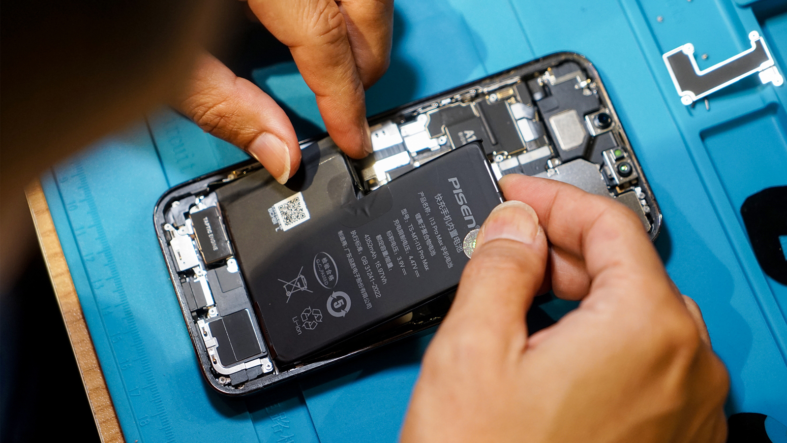 Thay pin iPhone 13 Pro 1