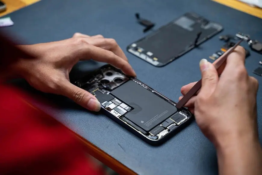 Thay pin iPhone 13 Pro 4