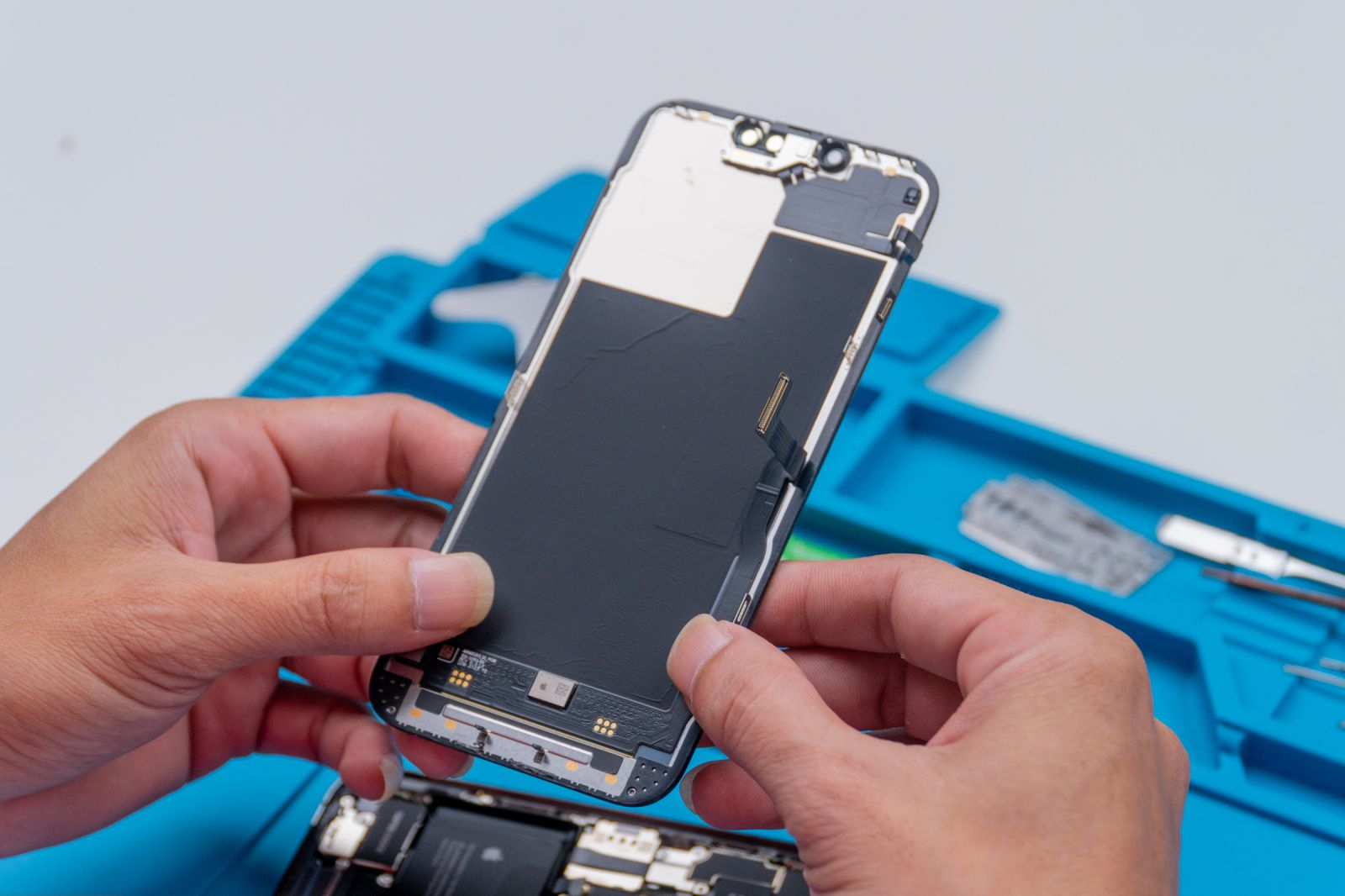 Thay màn hình iPhone 13 Pro