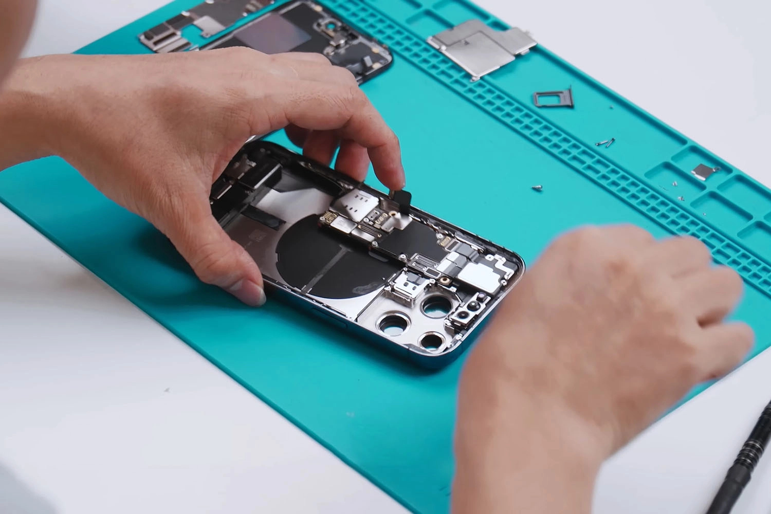Thay màn hình iPhone 14 Pro 3