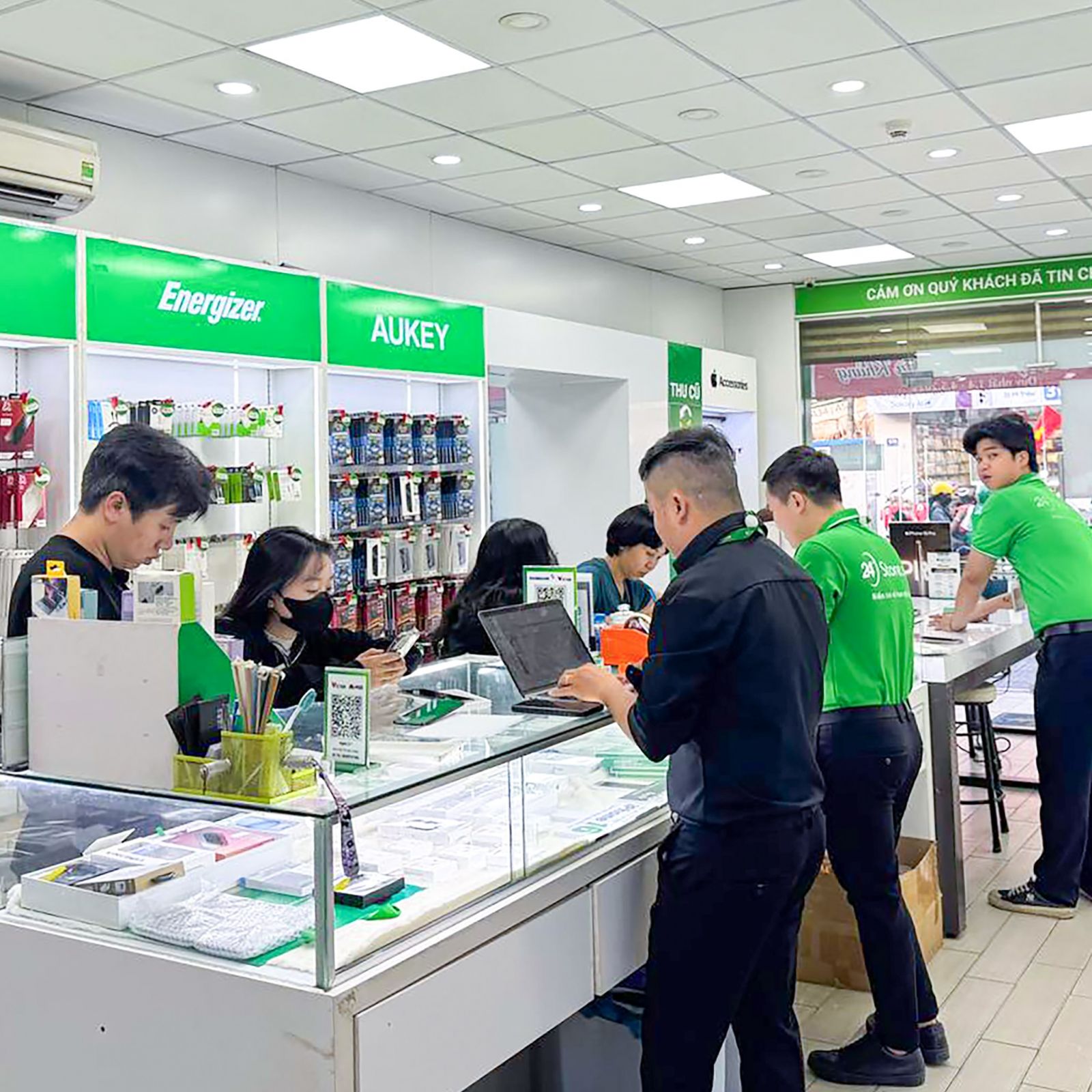 7. Vì sao nên chọn dịch vụ thay màn hình iPhone 12 Pro Max tại 24hStore?