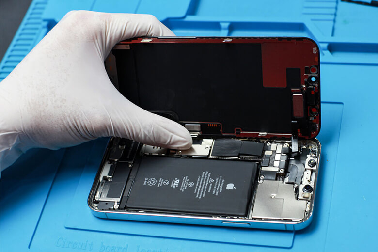 Thay pin iPhone 12 Pro 1
