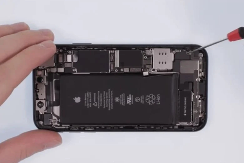 Thay pin iPhone 12 Pro 7