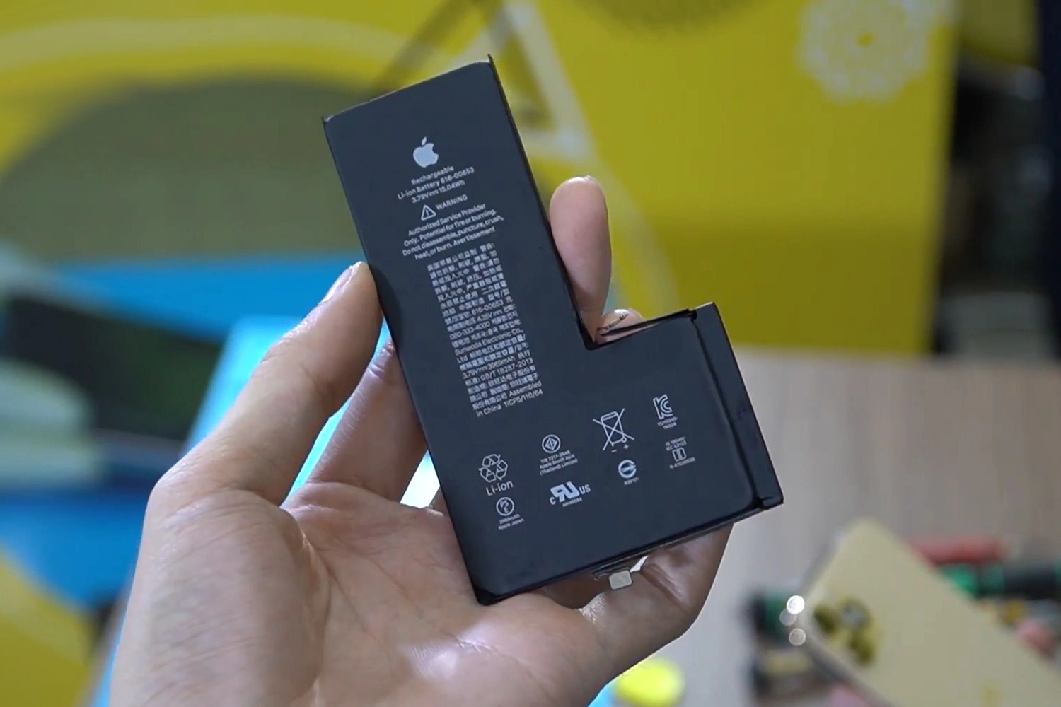 thay pin iPhone 11 Pro Max 3