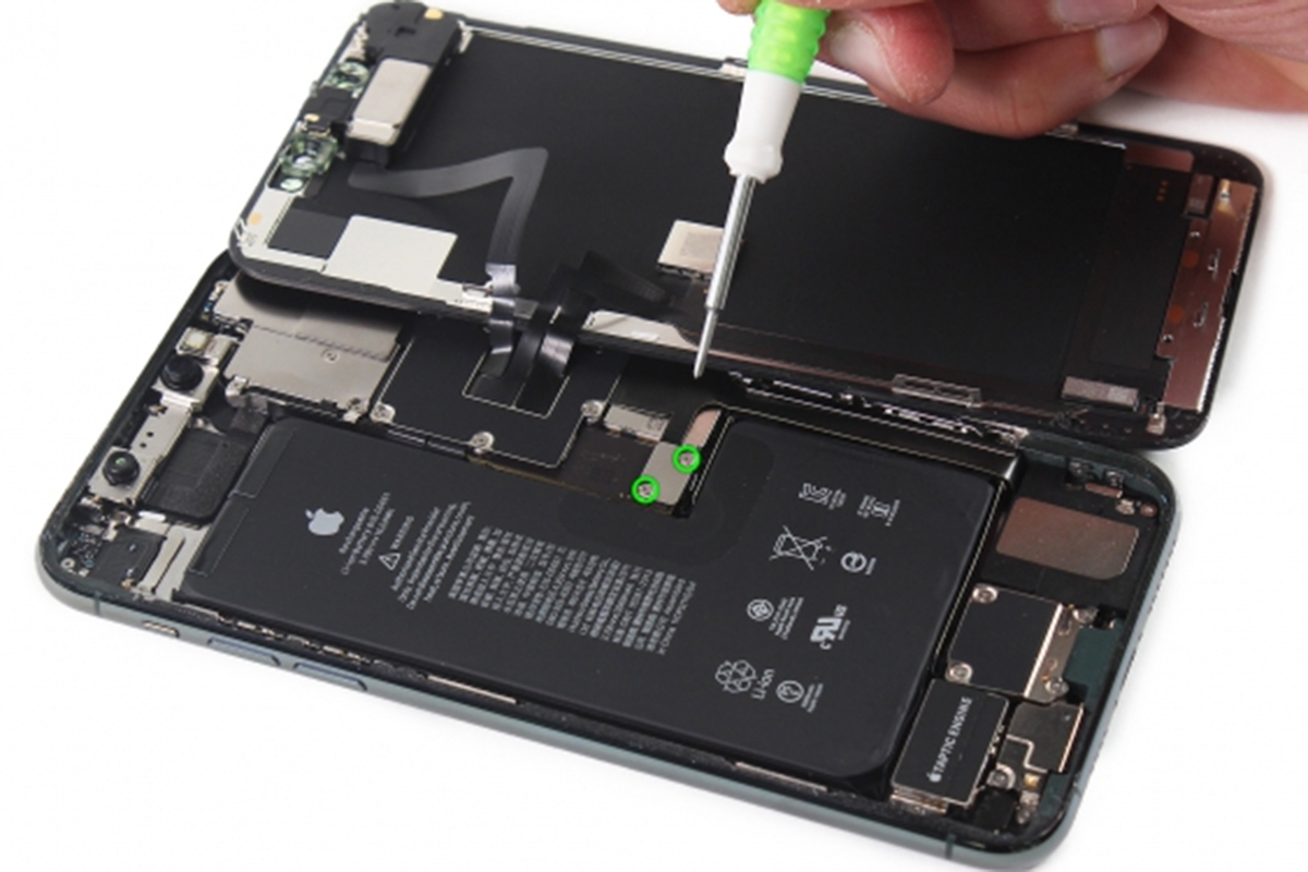 thay pin iPhone 11 Pro Max 5