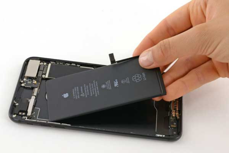 Thay pin iPhone 12 3