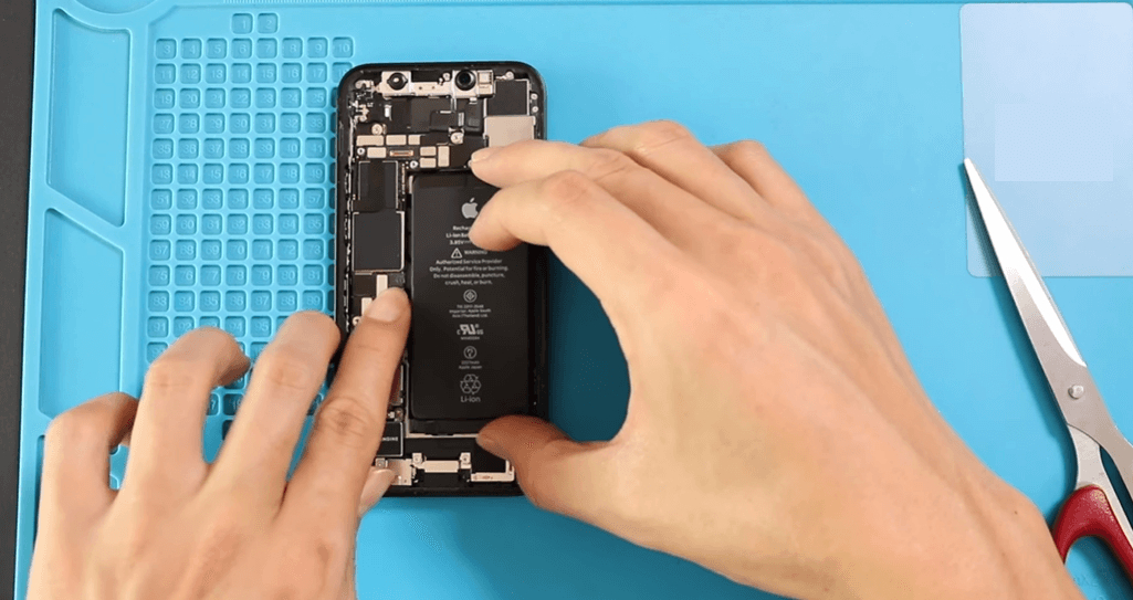 Thay pin iPhone 12 8