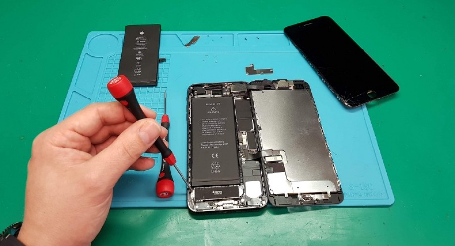 Thay pin iPhone 7 Plus 3