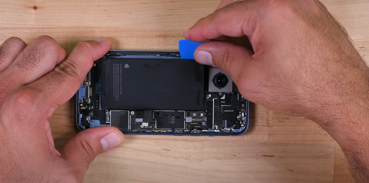 Thay pin iPhone 14 Plus 1