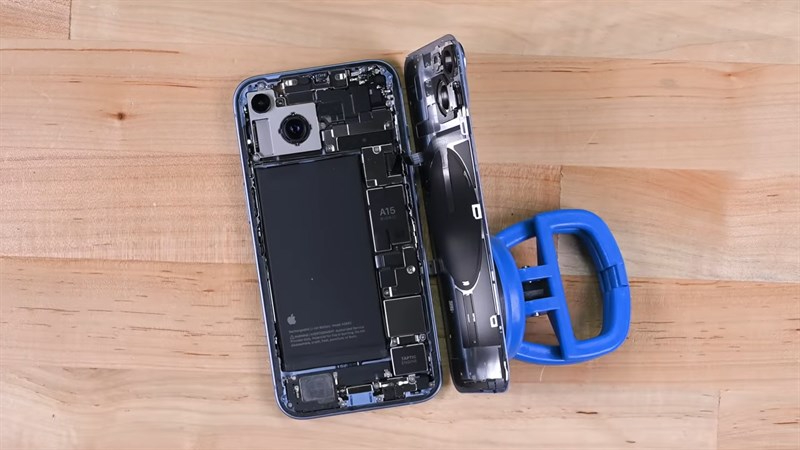 Thay pin iPhone 14 Plus 2