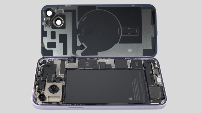 Thay pin iPhone 14 Plus 3
