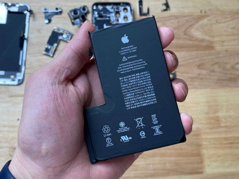 Thay pin iPhone 12 Pro Max 3