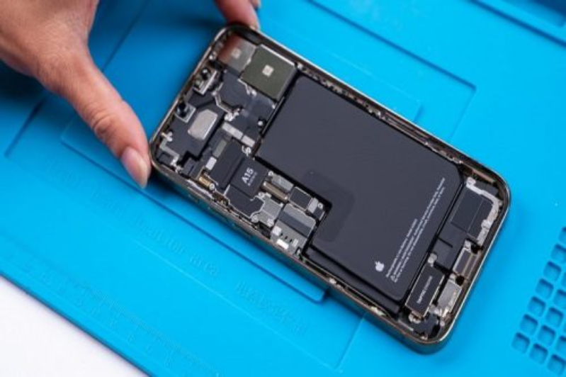 Thay pin iPhone 13 Pro Max 1