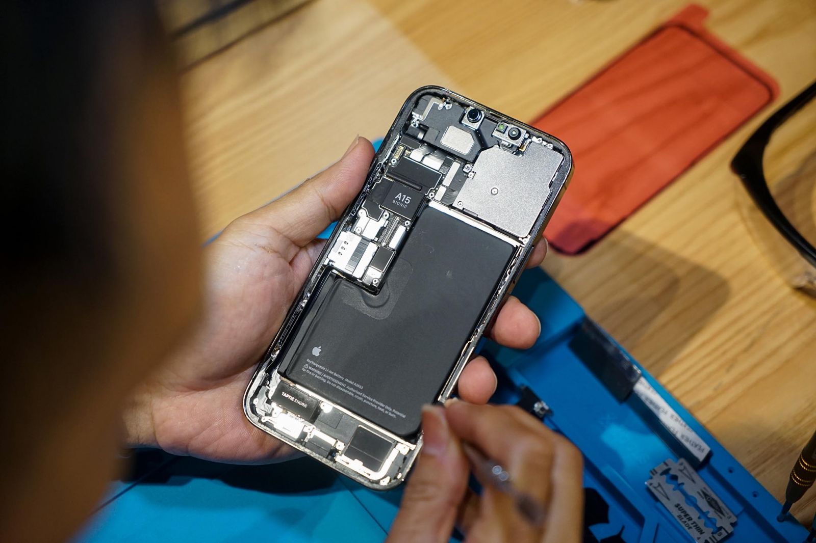 Thay pin iPhone 13 Pro Max 3