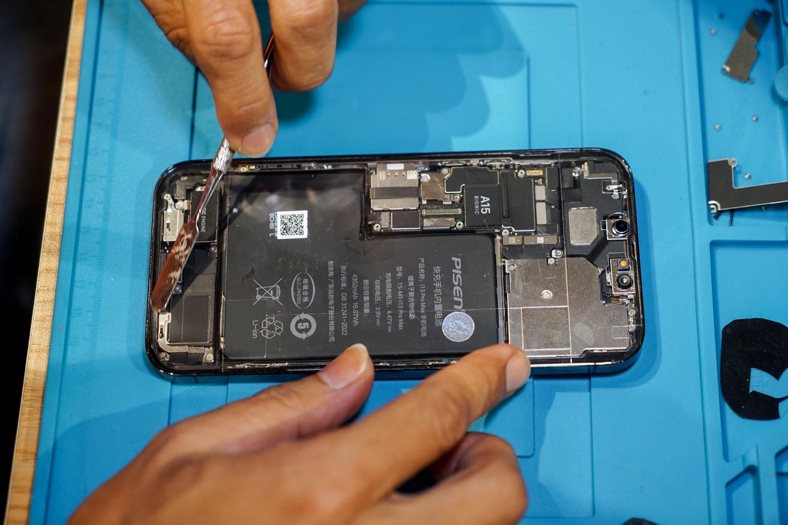 Thay pin iPhone 13 Pro Max 4