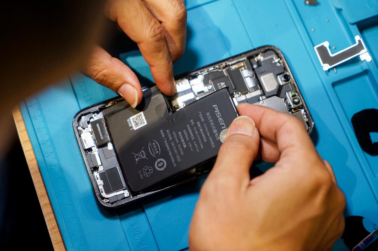 Thay pin iPhone 13 Pro Max 5