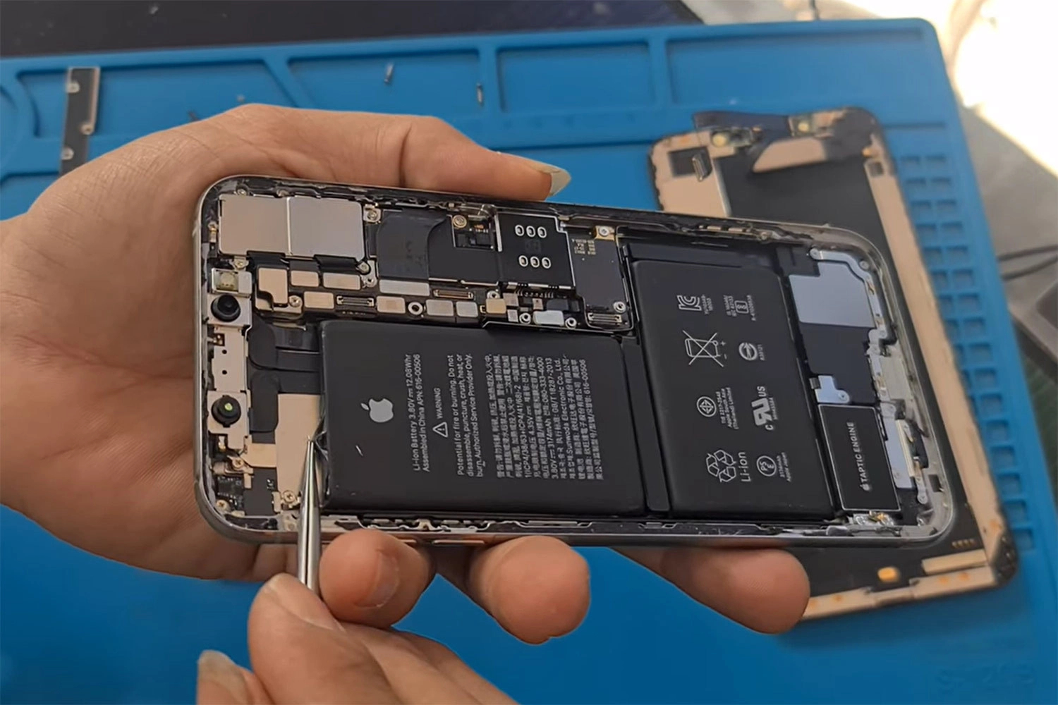 Thay pin iPhone XS 1