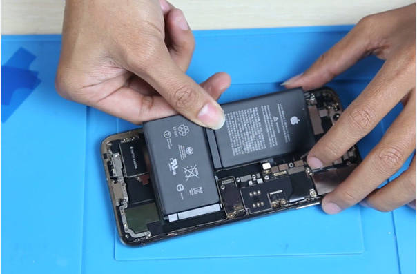 Thay pin iPhone XS