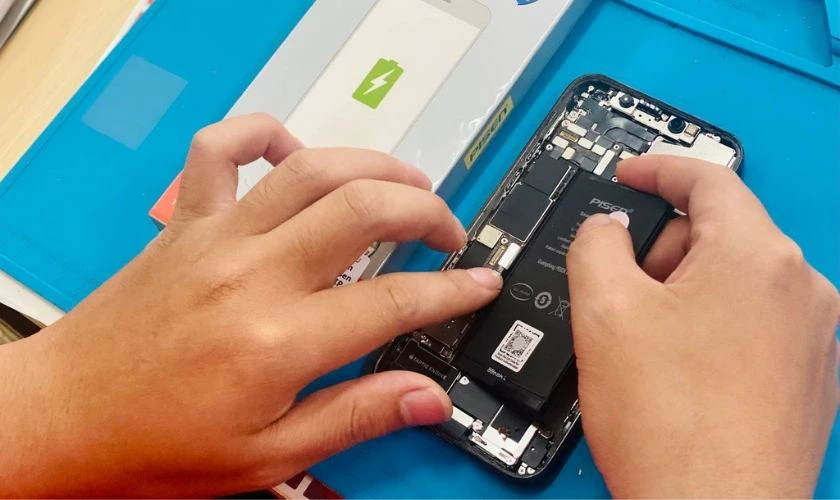 Thay pin iPhone 13 thường 3