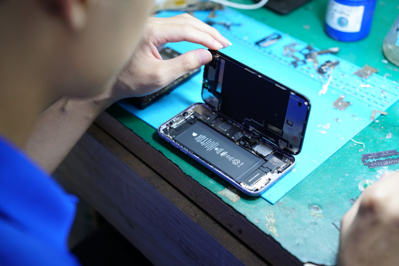 Thay pin iPhone 11 3