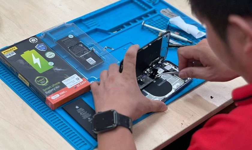 Thay pin iPhone 11 5