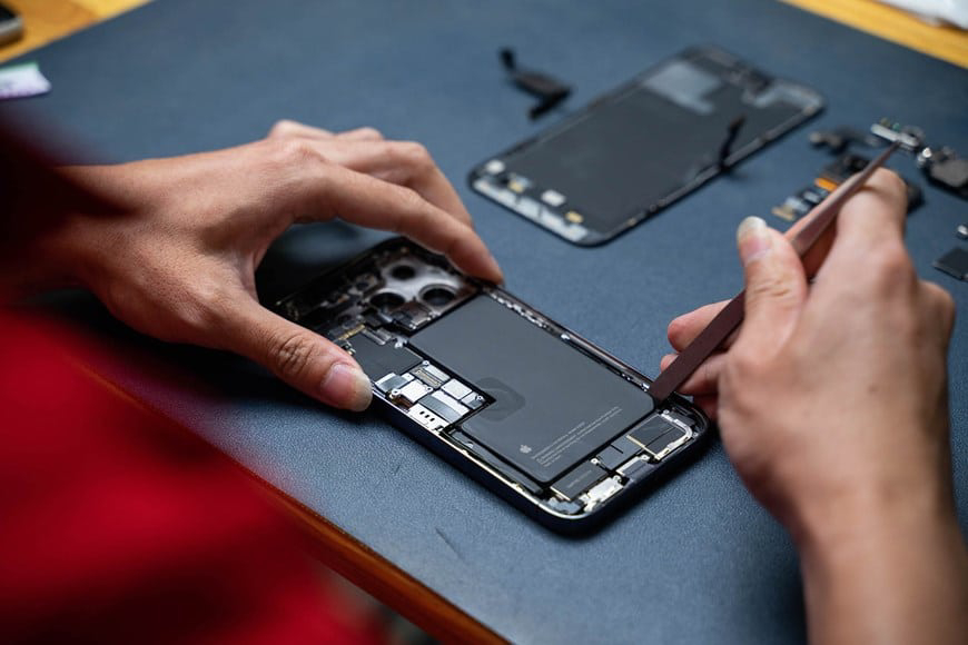 Thay pin iPhone 14 Pro 1