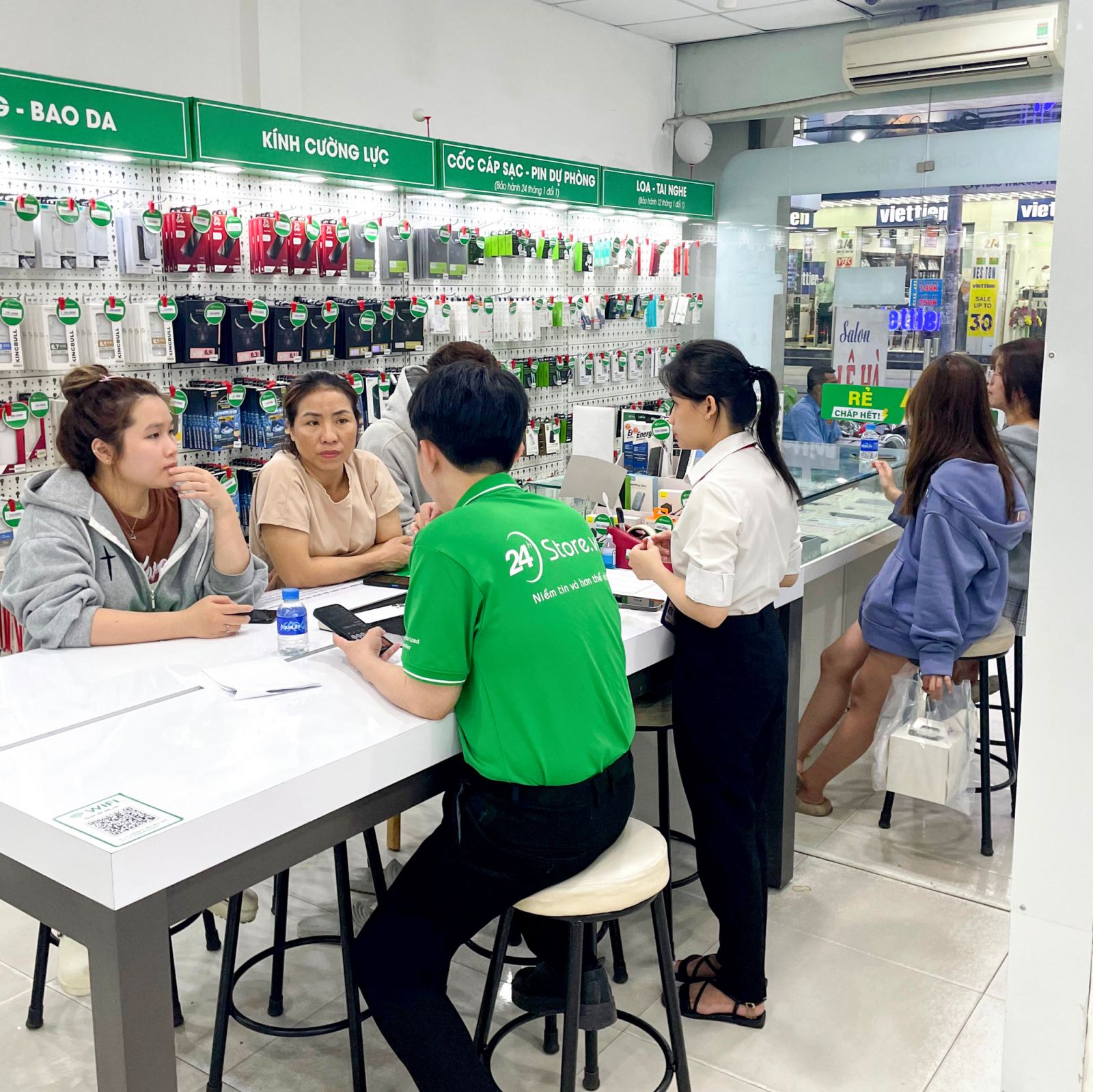 Thay pin iPhone 15 thường 10