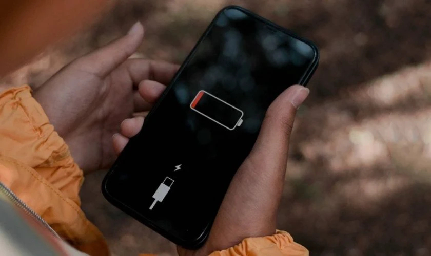 Thay pin iPhone 15 thường 3